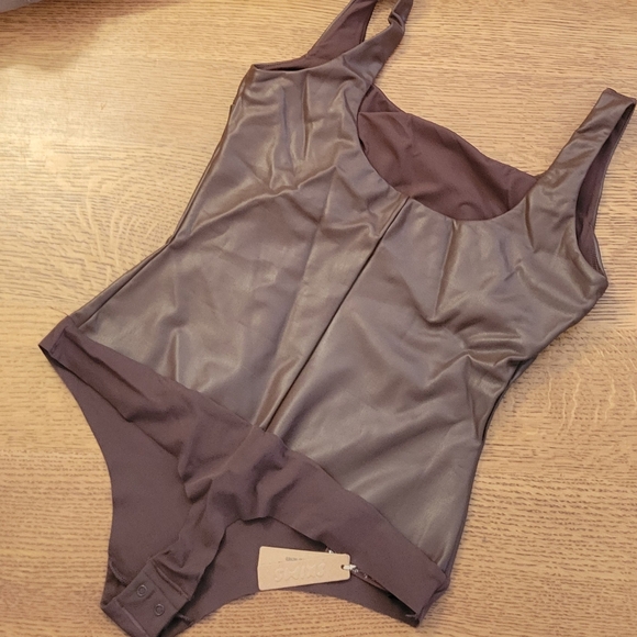Skims Scoopneck Bodysuit in Faux Leather - Cocoa - Picture 6 of 10
